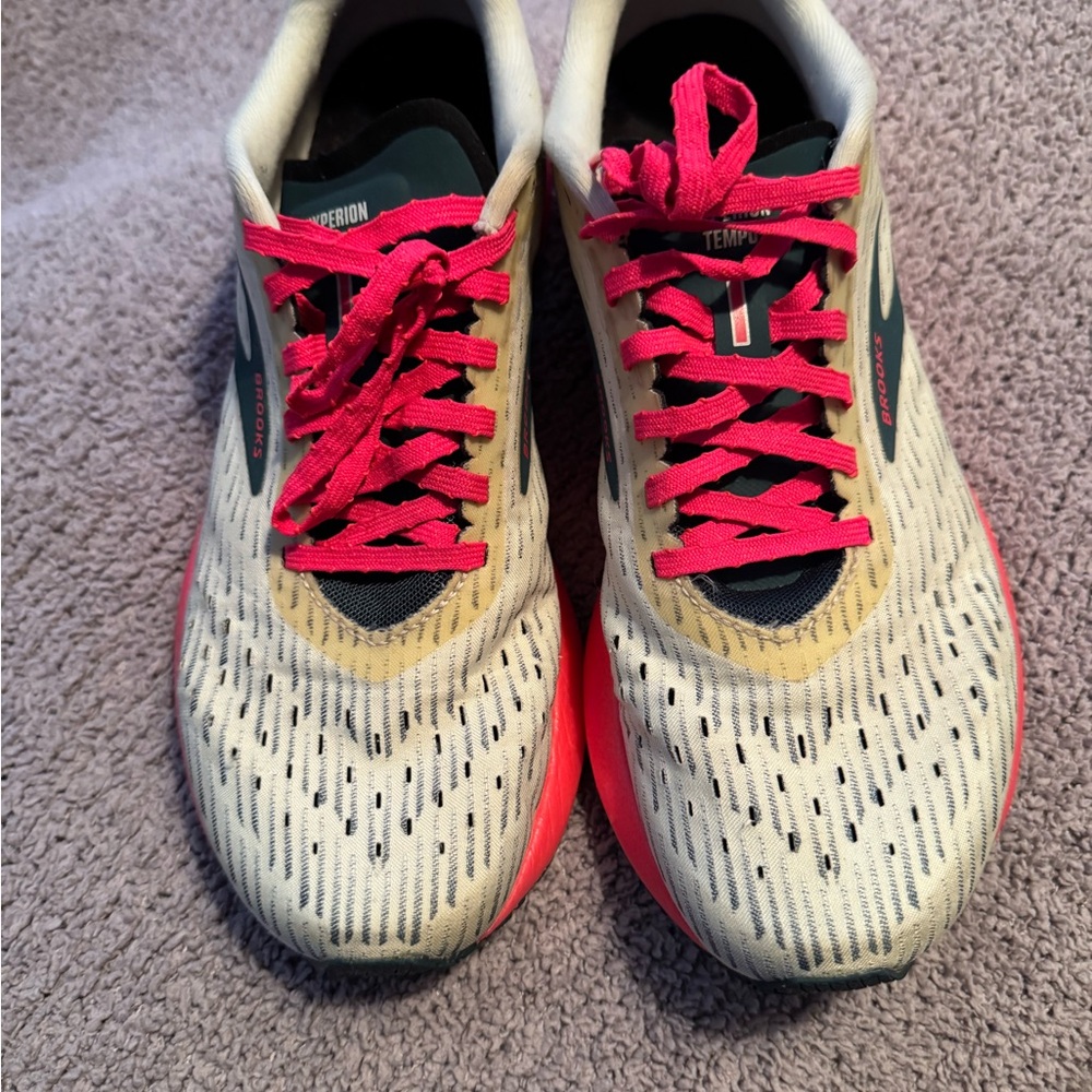 Brooks Hyperion Tempo Shoes in Gray / Neon Pink - Picture 2 of 8